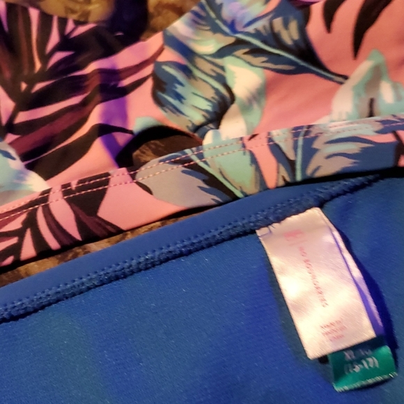 Swimsuit - Picture 3 of 4